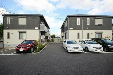 敷地内駐車場及び屋根付き駐輪場がございます。