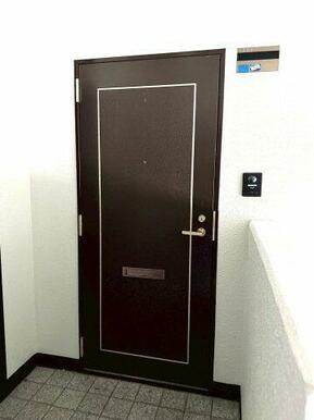 室内から来客を確認できるモニター付きインターホンを設置済み