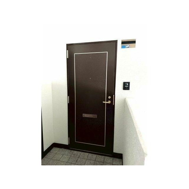 室内から来客を確認できるモニター付きインターホンを設置済み