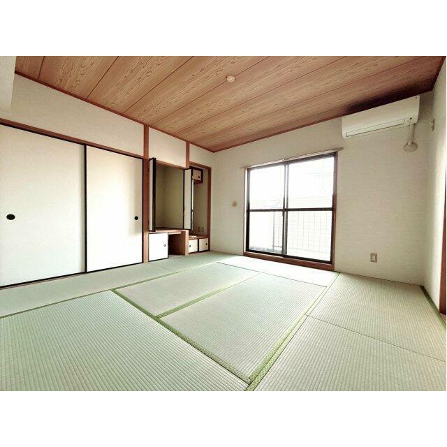 エアコン設置済みの和室。寝室や客間として使用可能です