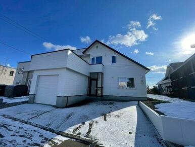 家の前に車２台並列駐車可能です。