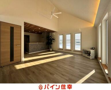 日当たり良好、天井高なリビング。