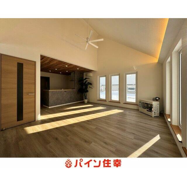 日当たり良好、天井高なリビング。