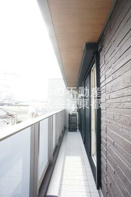 バルコニー付！お天気のいい日は洗濯物も気持ちよく干せますね！