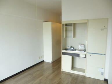 南東向き、6.5帖のお部屋です