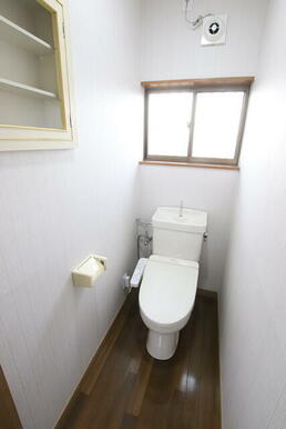 １階にある洗浄機能付便座のトイレです！