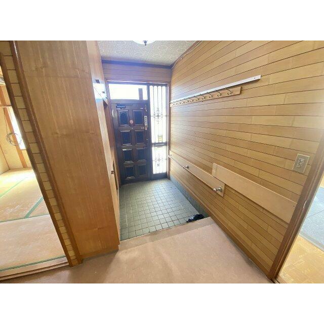 明かりが差し込む玄関