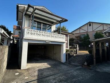 駐車場の上が西側の中二階のお部屋になります