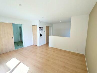 ２号棟　ＬＤＫ 庭が見える１６帖のＬＤＫ 隣の６帖の和室と一体的に利用可能