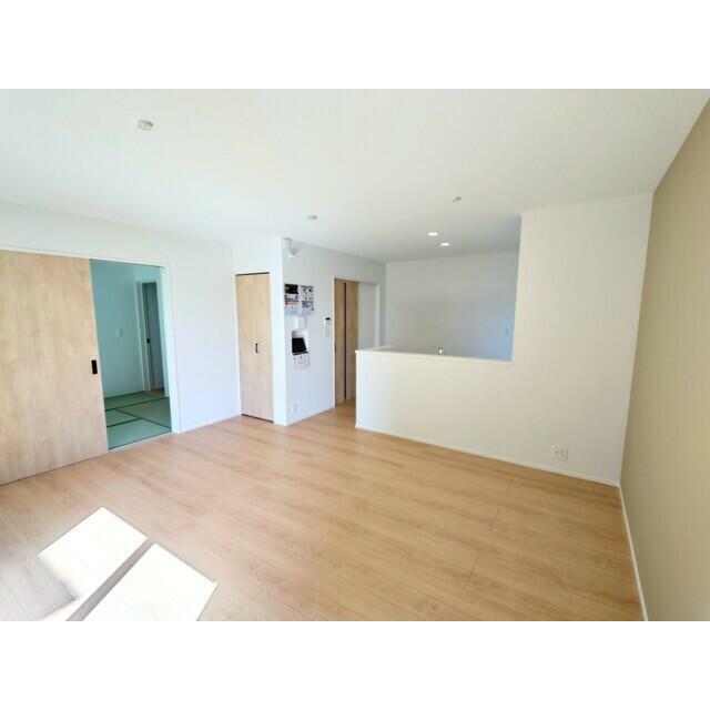 ２号棟　ＬＤＫ 庭が見える１６帖のＬＤＫ 隣の６帖の和室と一体的に利用可能