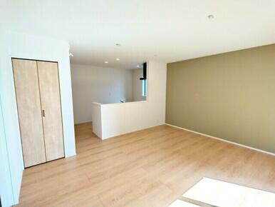 ２号棟　ＬＤＫ 庭が見える１６帖のＬＤＫ 隣の６帖の和室と一体的に利用可能