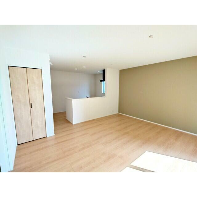 ２号棟　ＬＤＫ 庭が見える１６帖のＬＤＫ 隣の６帖の和室と一体的に利用可能