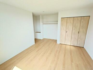 ２号棟　洋室 バルコニーに面した明るい９帖の洋室 無駄なスペースを省いたオープンクローゼットあり