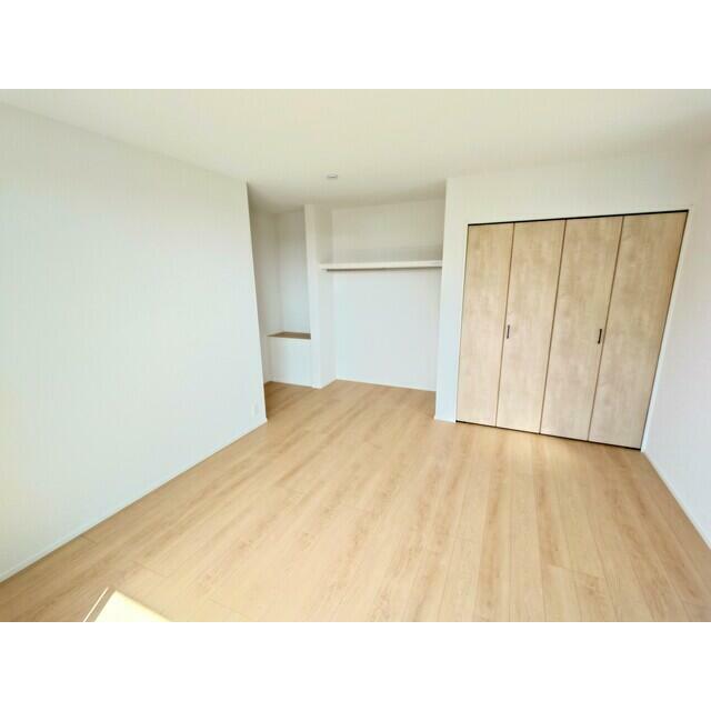 ２号棟　洋室 バルコニーに面した明るい９帖の洋室 無駄なスペースを省いたオープンクローゼットあり