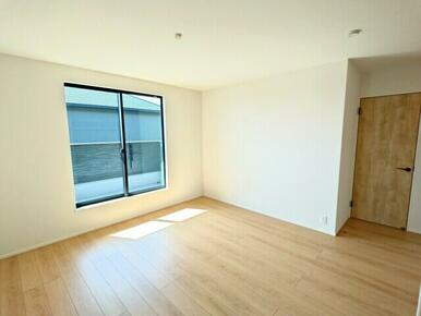 ２号棟　洋室 バルコニーに面した明るい９帖の洋室