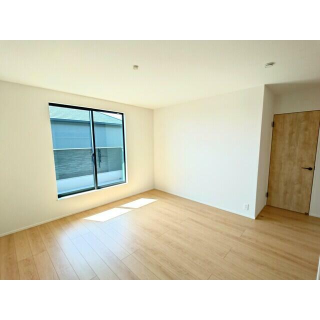 ２号棟　洋室 バルコニーに面した明るい９帖の洋室