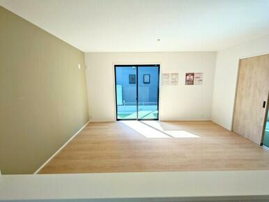 ２号棟　ＬＤＫ 庭が見える１６帖のＬＤＫ 隣の６帖の和室と一体的に利用可能