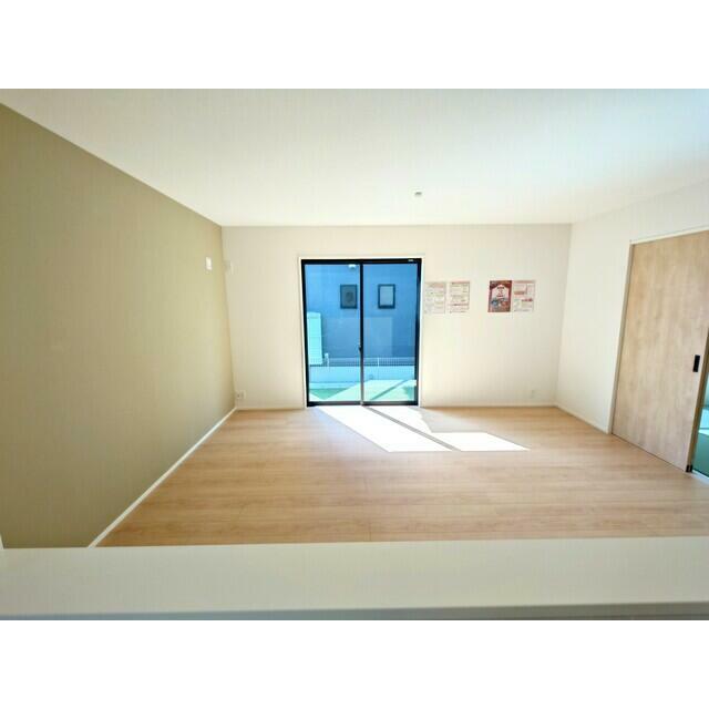 ２号棟　ＬＤＫ 庭が見える１６帖のＬＤＫ 隣の６帖の和室と一体的に利用可能