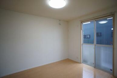 【洋室】大きな窓が付いていて明るい空間です。寝室や子供部屋など様々な用途にどうぞご利用ください。ＬＥ