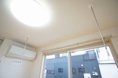 【ホスクリーン】部屋干しに便利な室内物干付きで雨の日や外出時も安心して洗濯物が干せます◎