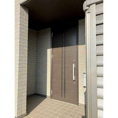 玄関横には、ちょっとした屋根付きのスペースがあり、物置に重宝します。