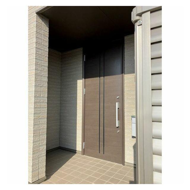 玄関横には、ちょっとした屋根付きのスペースがあり、物置に重宝します。