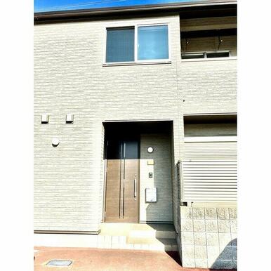 玄関エントランスは、戸建て感覚の贅沢な造りです。