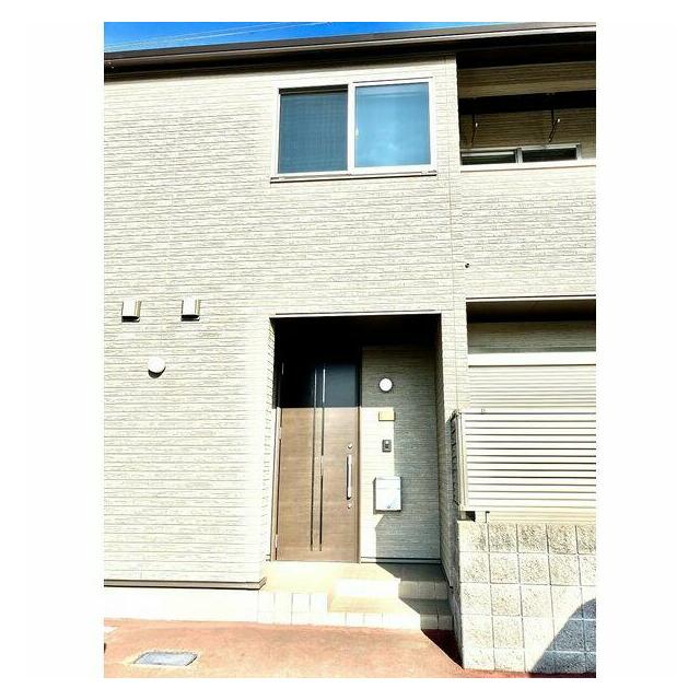 玄関エントランスは、戸建て感覚の贅沢な造りです。