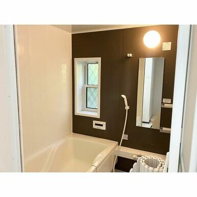 浴室は追い焚き機能付き、1616サイズでお子様と一緒に入っても広々快適です。