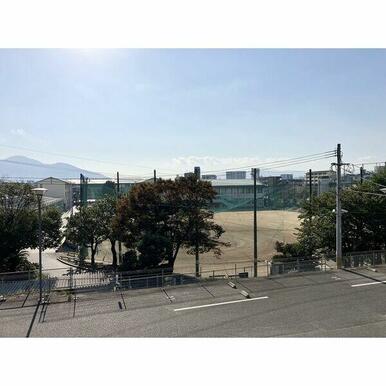 建物前面に遮るものが何もないので、見晴らし良く、開放感があります。