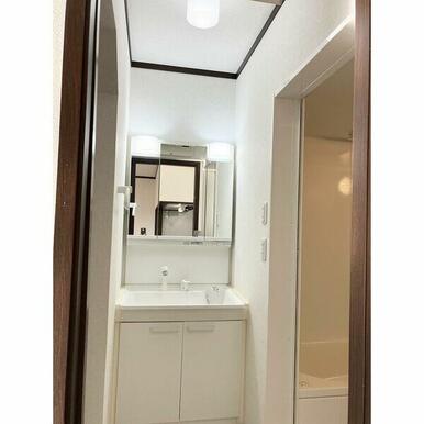 洗面所には、洗濯機置場があります。脱衣所も広いです。