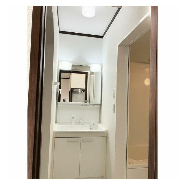 洗面所には、洗濯機置場があります。脱衣所も広いです。