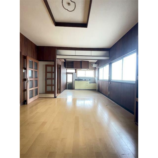 キッチンは背面タイプなので、リビングのレイアウトを自由に楽しめますね