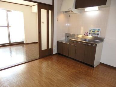 3枚の引き戸を開ければ広々リビング！