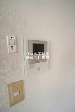 来訪者の姿を確認できるTVモニター付インターホン設置済です！