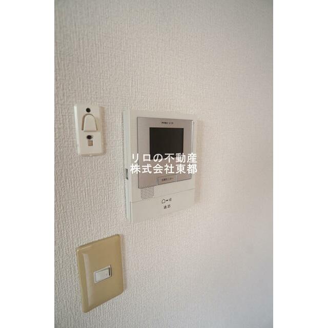 来訪者の姿を確認できるTVモニター付インターホン設置済です！