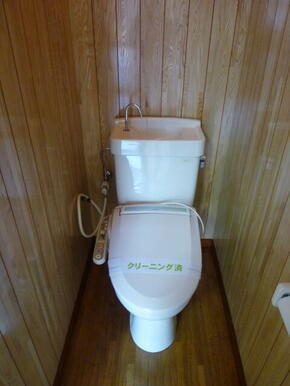 トイレは嬉しい独立タイプでウォシュレット便座付です。広い空間で落ち着けます。