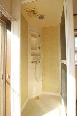2Fの10帖の洋室には便利なシャワー室が設置されています