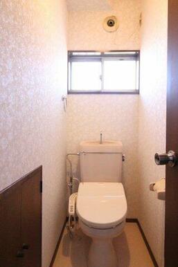 温水洗浄便座が付いたシンプルで使いやすいトイレです