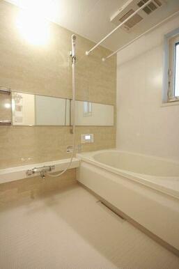 【Ｂａｔｈｒｏｏｍ】身も心も癒されるヒーリングスペース。ゆったりとした１３１８サイズの浴槽で快適な…