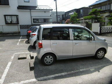 駐車場は敷地内。マイカー所有の方はお部屋からすぐなので安心で便利です。（空き確認要）