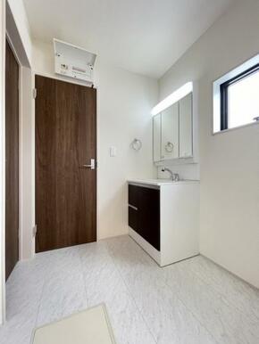 朝の準備・毎日の洗濯・帰宅後のお風呂と大活躍の洗面スペース