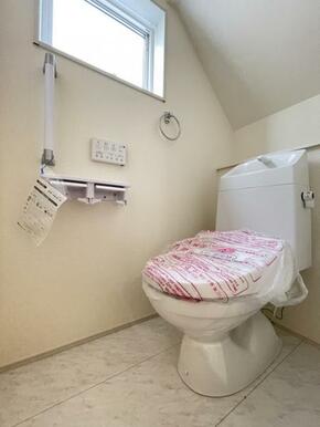 採光窓は臭い対策にもなって清潔な空間を保てます♪立ち上がりをサポートしてくれる手すりも完備！