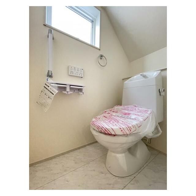 採光窓は臭い対策にもなって清潔な空間を保てます♪立ち上がりをサポートしてくれる手すりも完備！