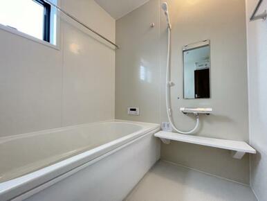 ゆったりと浸かれる1坪風呂を採用！1日の疲れを癒してくれる浴室は窓のある開放的な空間＾＾