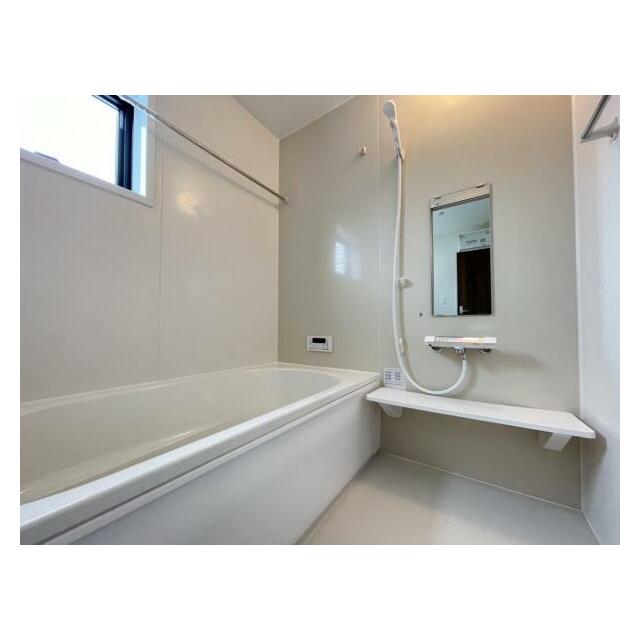 ゆったりと浸かれる1坪風呂を採用！1日の疲れを癒してくれる浴室は窓のある開放的な空間＾＾