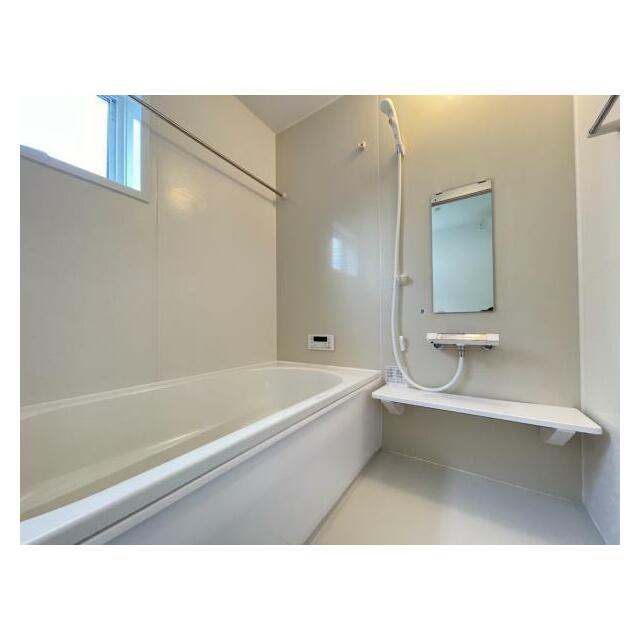 ゆったりと浸かれる1坪風呂を採用！1日の疲れを癒してくれる浴室は窓のある開放的な空間＾＾