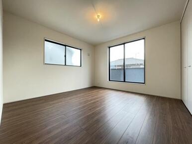 お部屋からバルコニーに出られるので洗濯物や布団などをすぐ干せ取込みも楽にできます！