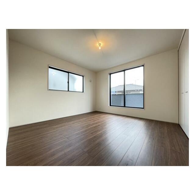 お部屋からバルコニーに出られるので洗濯物や布団などをすぐ干せ取込みも楽にできます！