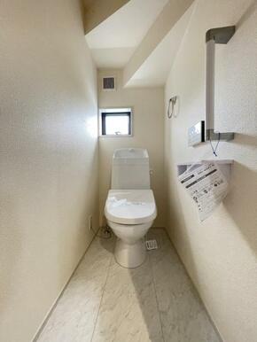 採光窓は臭い対策にもなって清潔な空間を保てます♪立ち上がりをサポートしてくれる手すりも完備！